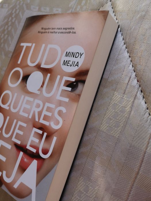 Livro "Tudo o que queres que eu seja" de Mindy Mejia
