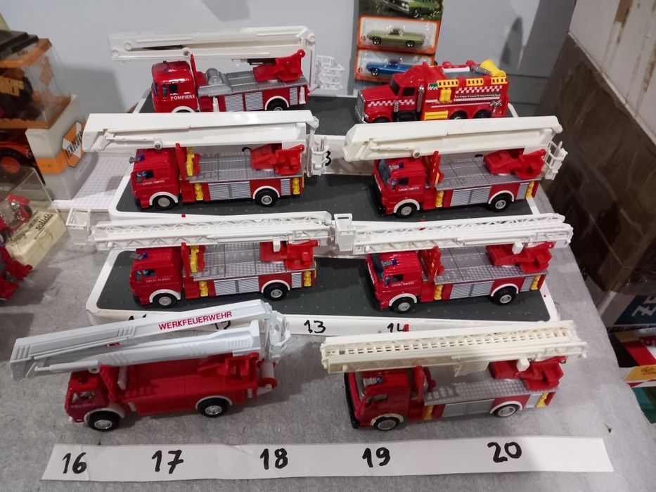Miniaturas diversas de bombeiros