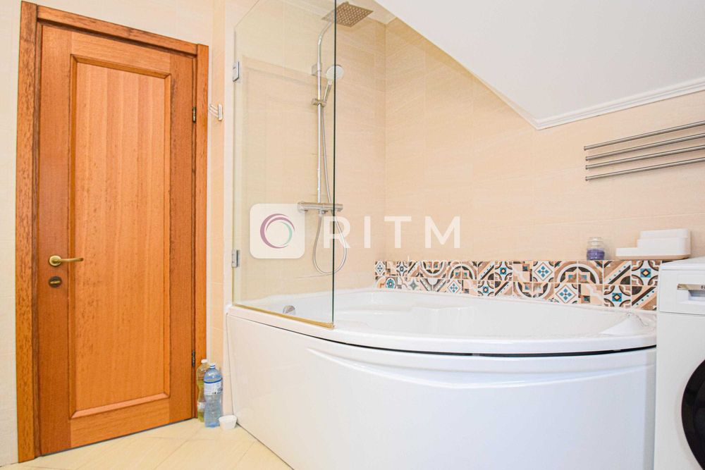 Оренда сучасного будинку, що поєднує затишок та функціональність.