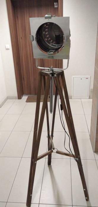 Lampa podłogowa trójnóg