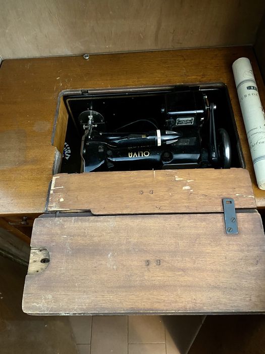 Móvel com máquina de costura incorporada