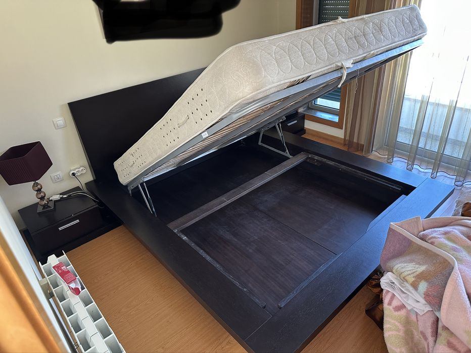 Cama casal grande com arrumação interior com blocos de apoio