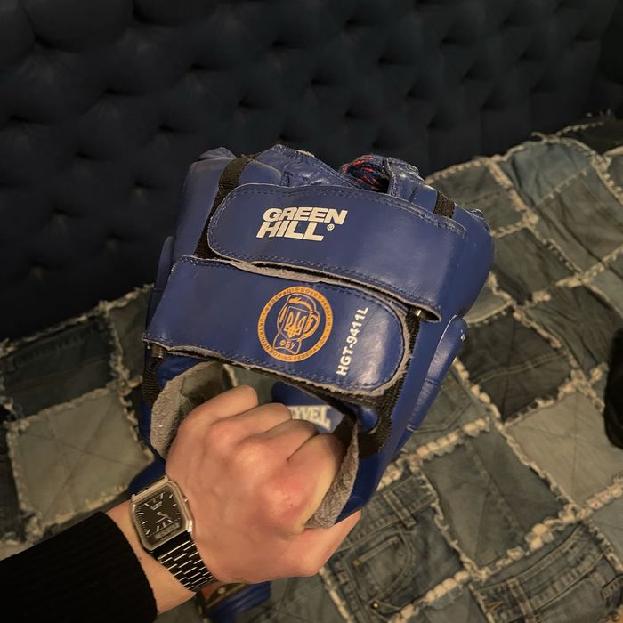 боксерські рукавиці , бинти , шолом