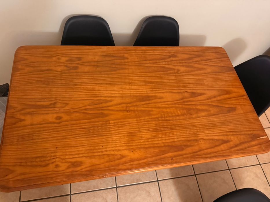 Mesa se cozinha em otimo estado