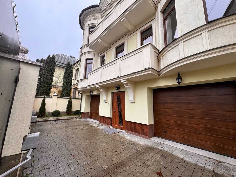 Продається просторий  будинок в Центрі