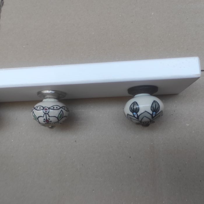 Ścienny ozdobny wieszak z gałkami