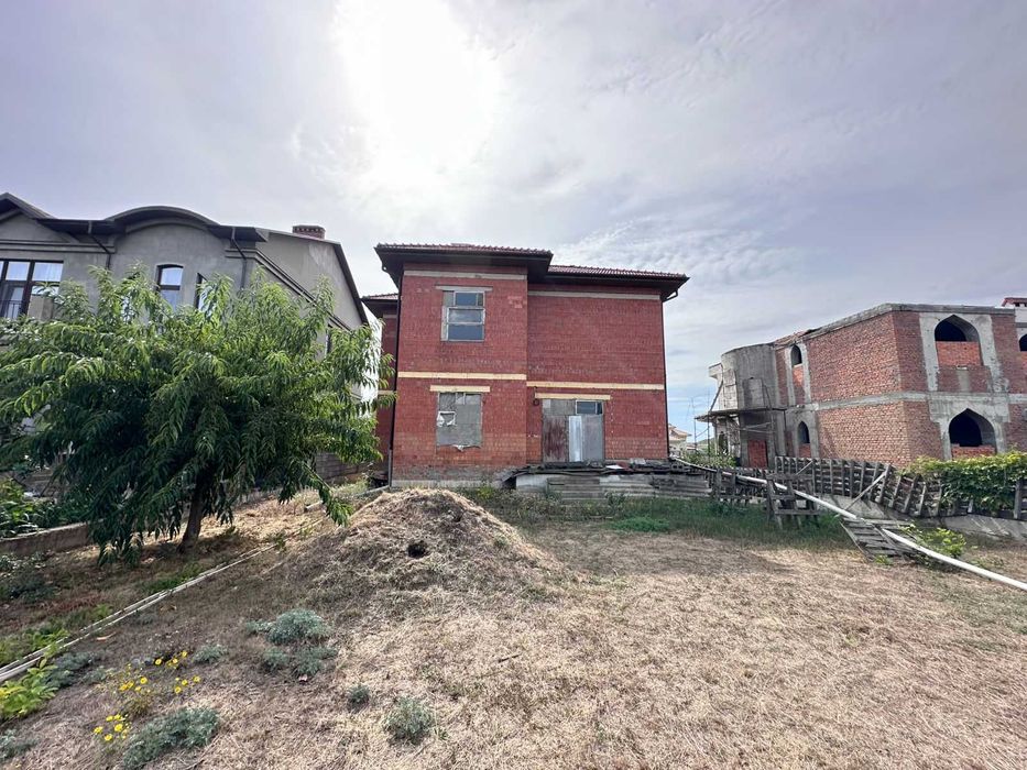 Дом из красного кирпича в Совиньоне — кто ценит качество и комфорт!