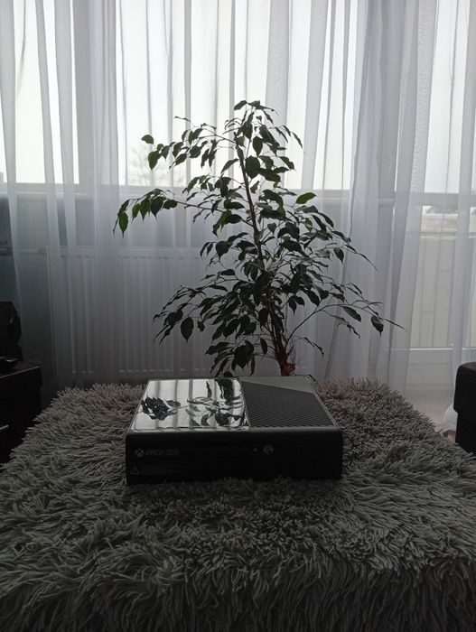 Konsola xbox 360 E - uszkodzony