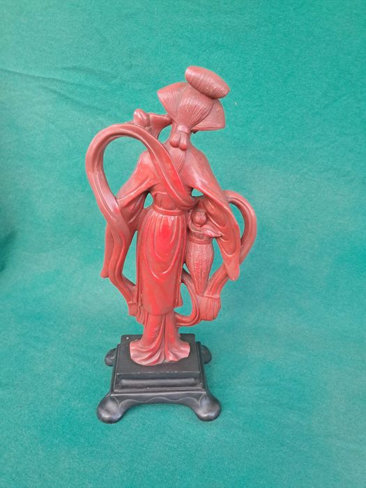 Escultura oriental assinada em masa .