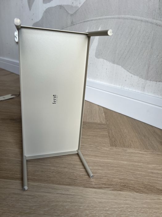 Metalowy stojak Ferm Living w kolorze Kaszmir