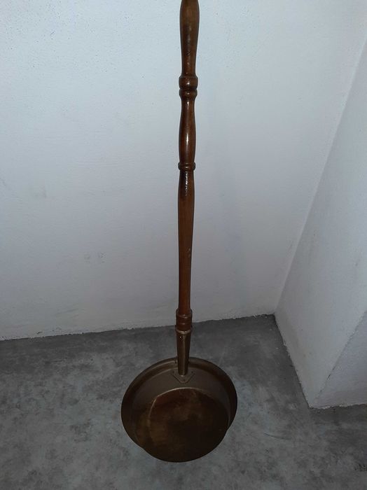 Braseira antiga de cama em cobre