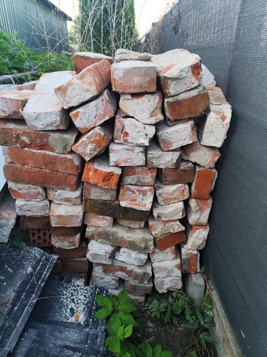 Stara cegła rozbiórkowa