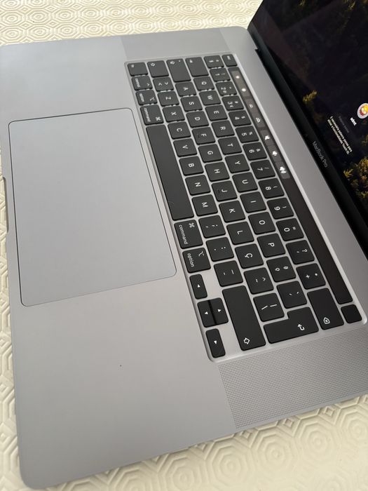 Macbook Pro 16 i7 16GB RAM 512GB SSD