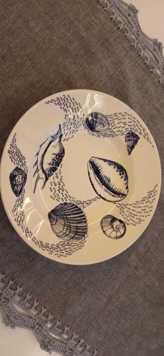 Prato em loiça com motivos marítimos