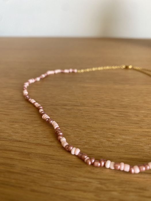 Colar de missangas com aço dourado