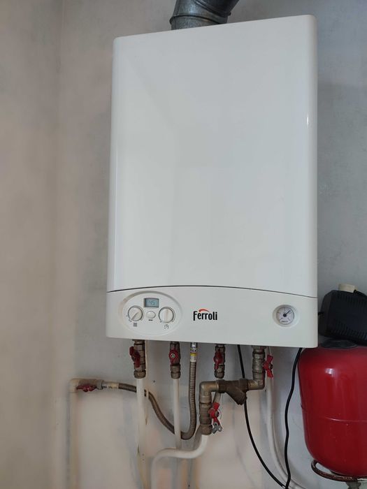 Продам трёхкомнатную квартиру с автономным отоплением .