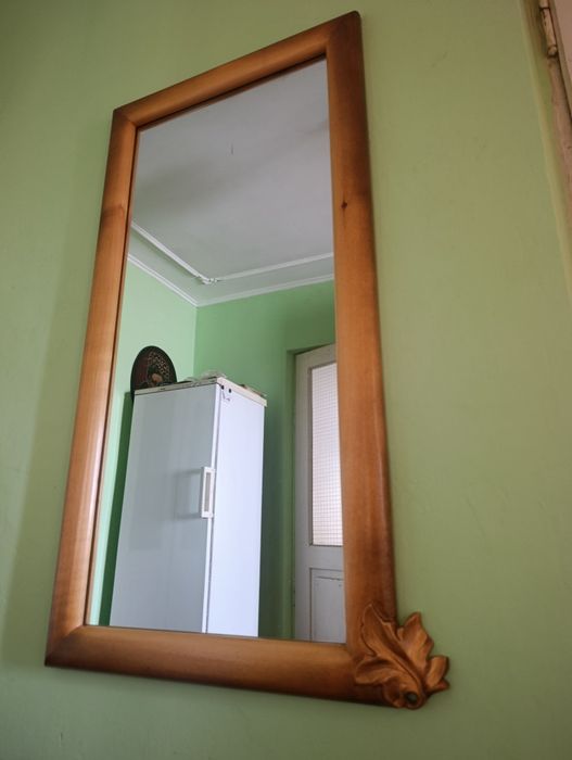 Дзеркало в дерев'яній рамці.