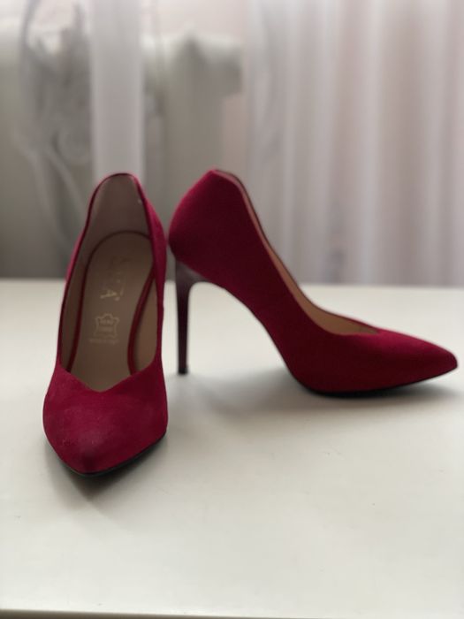 Класичні туфлі Unisa Larson із червоної замші