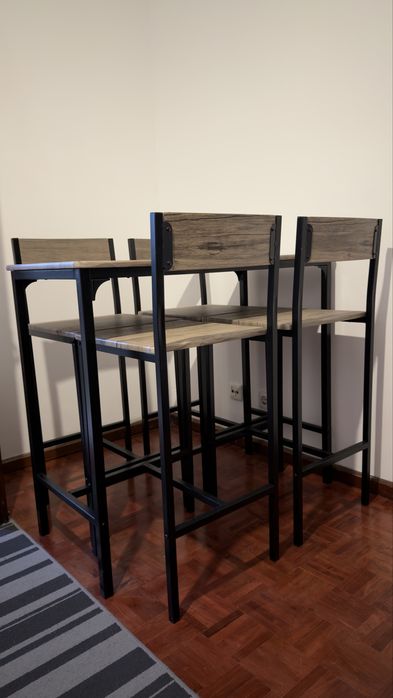 Mesa alta com 4 cadeiras – estilo industrial