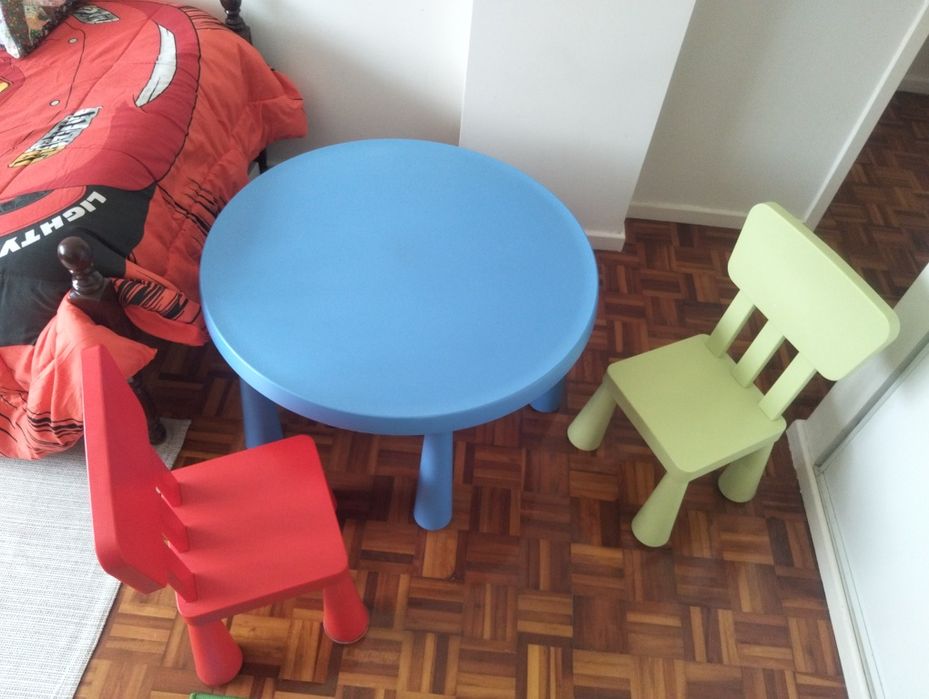 Mesa criança e 2 cadeiras  ikea