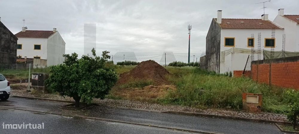 Terreno urbano de 198 m2 e com área de implantação do edifício de 108m — Igrejinha, Évora