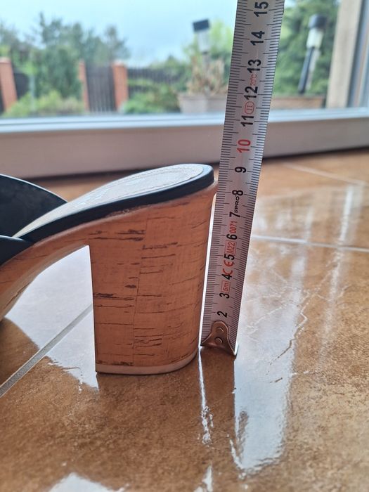 Klapki na platformie czarne r.37