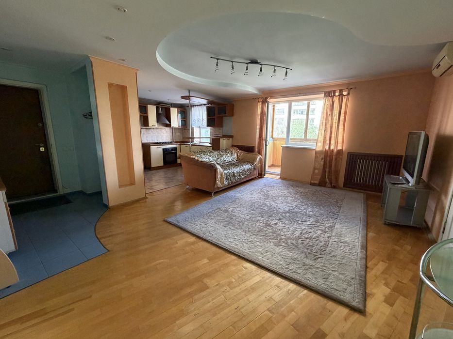 Продаж квартири 3 км.+кухня студія в центрі