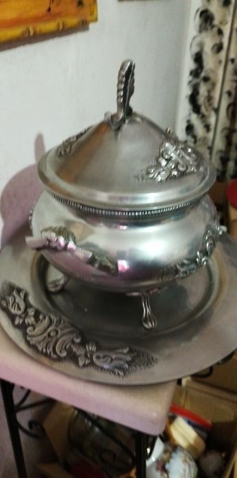 Terrina com bandeija em estanho
