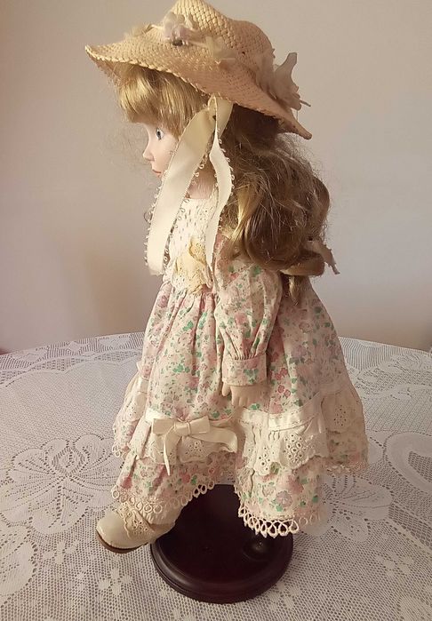 Boneca muito antiga com cabeça em louça