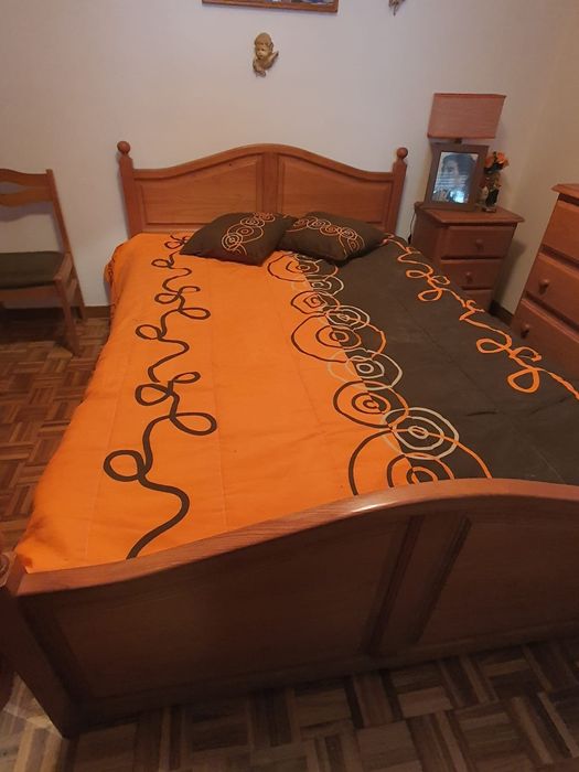 Cama,  mesa cabeceira, cómoda aparador,  toucador
