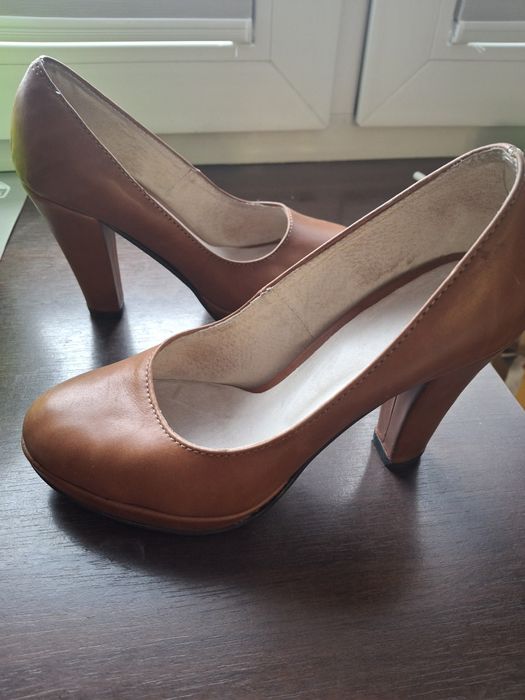 Damskie buty na obcasie , skórzane. 37
