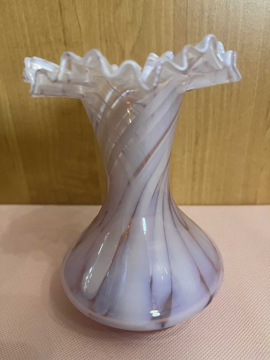 Wazonik opalizujący róż falbanka