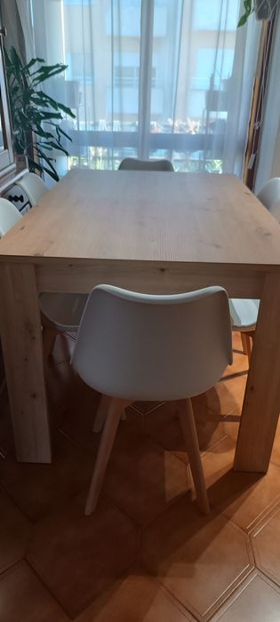 Mesa extensível e seis cadeiras