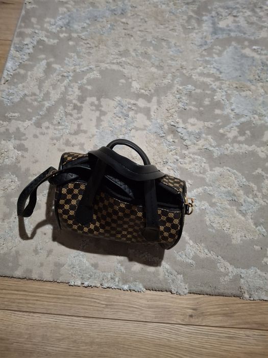 Torebka ma 2 raczki oraz pasek dlugii.