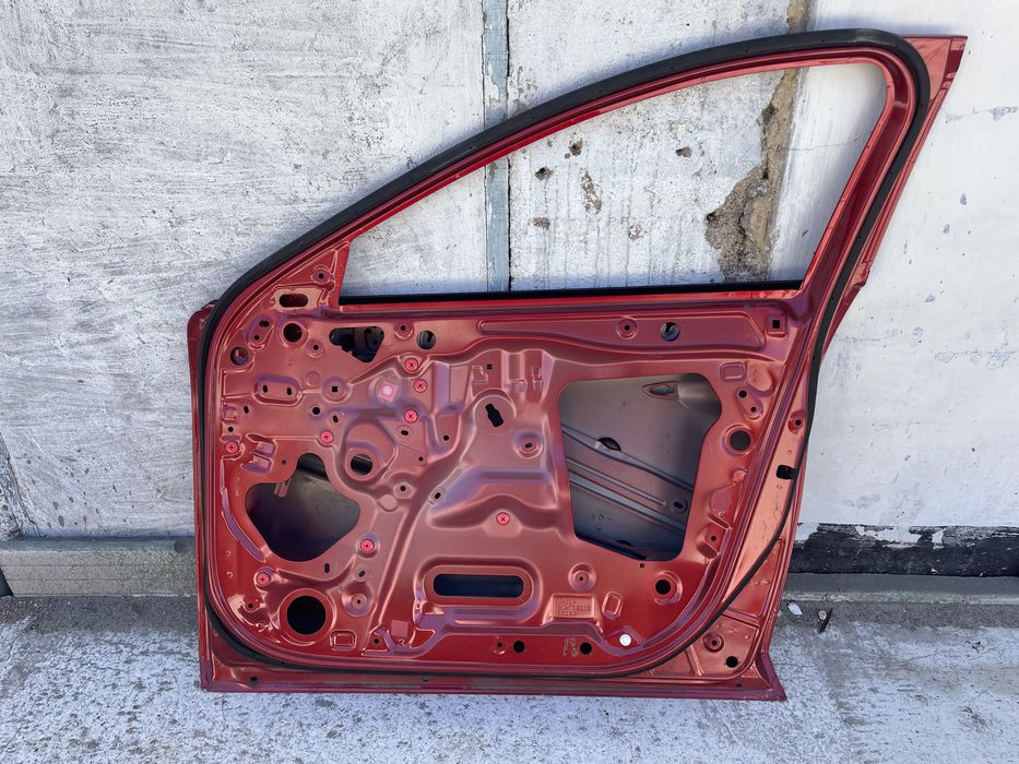 Передняя правая дверь mazda 3 bp