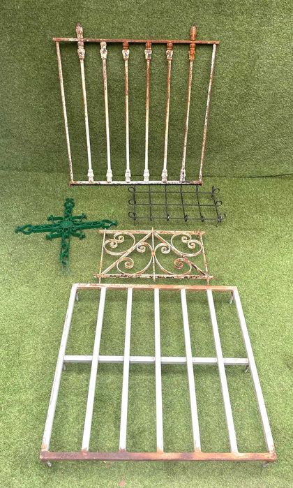 Gradeamentos antigos, de janelas ou postigos de porta em ferro