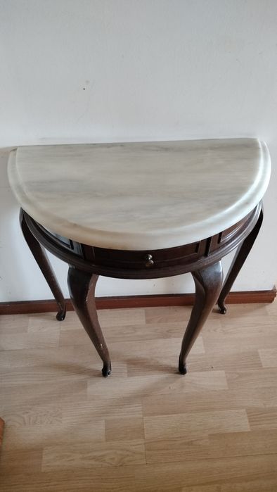 Consola com tampo de mármore