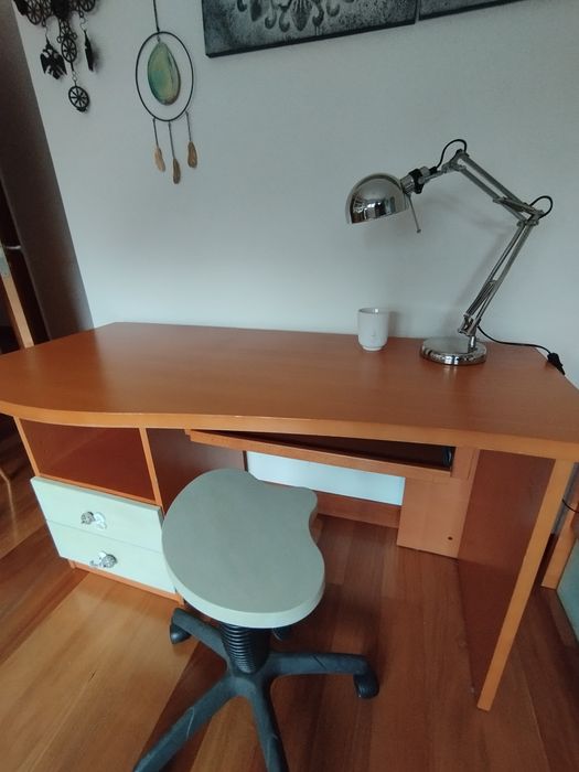 Secretária de madeira com banco