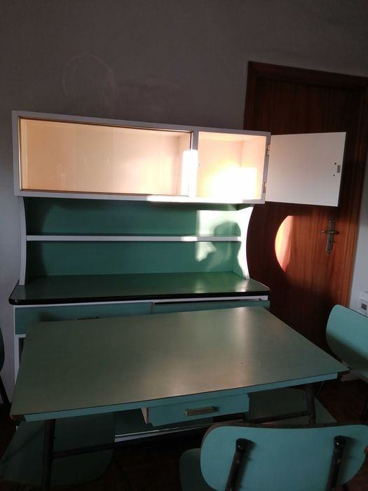 Armário Antigo + mesa + 3 cadeiras