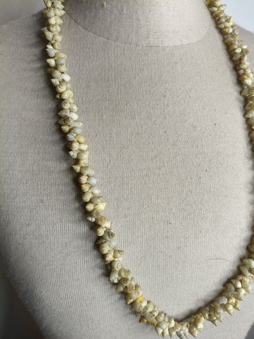 Stary naszyjnik z miniaturowych muszelek PRL 184