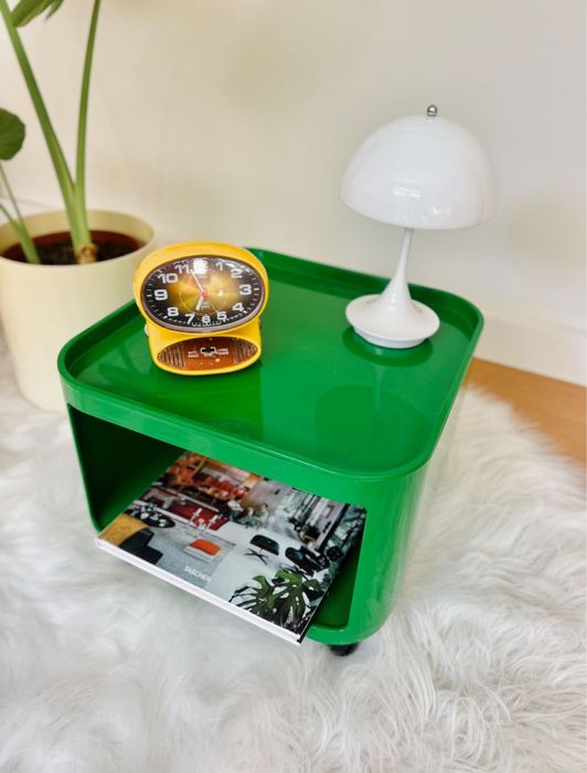 Móvel verde da Kartell com rodinhas