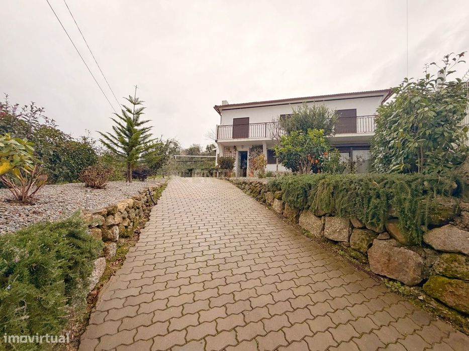 Moradia de quatro quartos com Terreno de 2.069 m², em Anreade, Resende