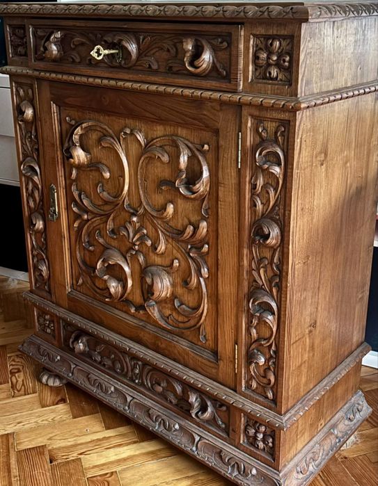 Móvel em madeira maciça trabalhada