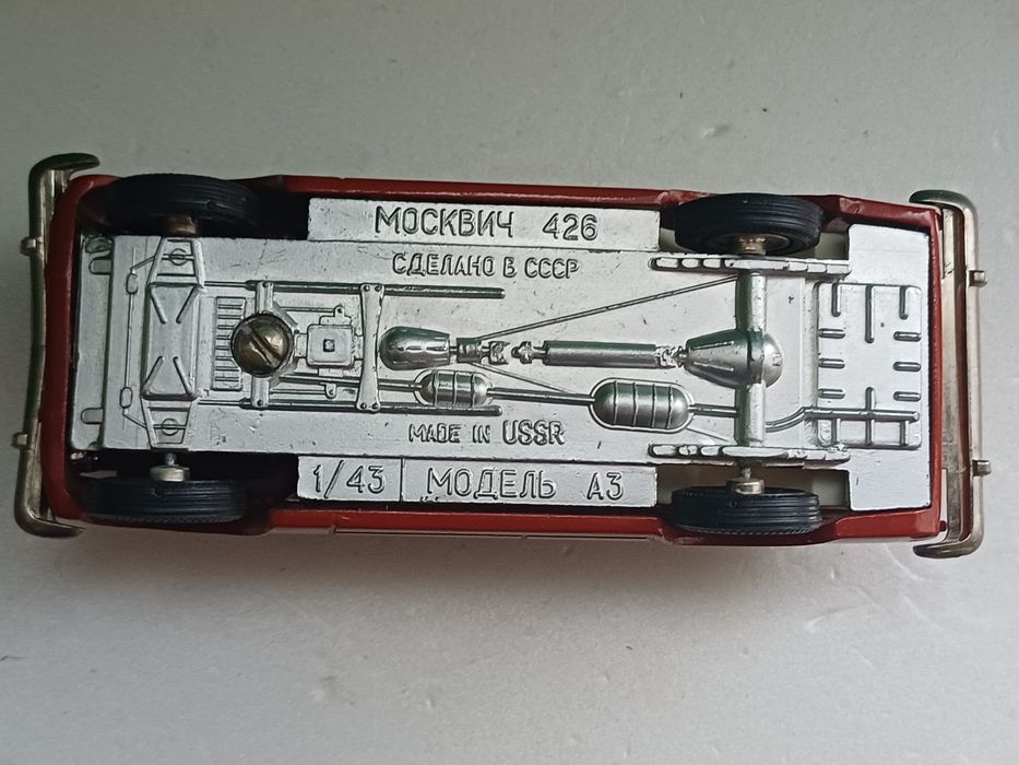 Модель авто СССР  1:43 "москвич-426" красный цвет.