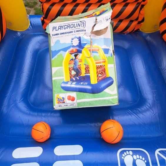 Zamek dla dzieci z koszem i dwoma półkami.