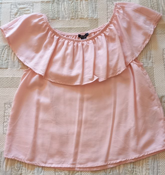 2 Blusas cavas, 1 rosa c/ folho a tapar ombros, e outra florida