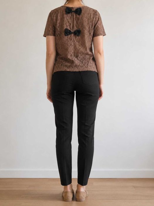 Blusa Rendada Taupe com Laços Pretos nas Costas - See U Soon