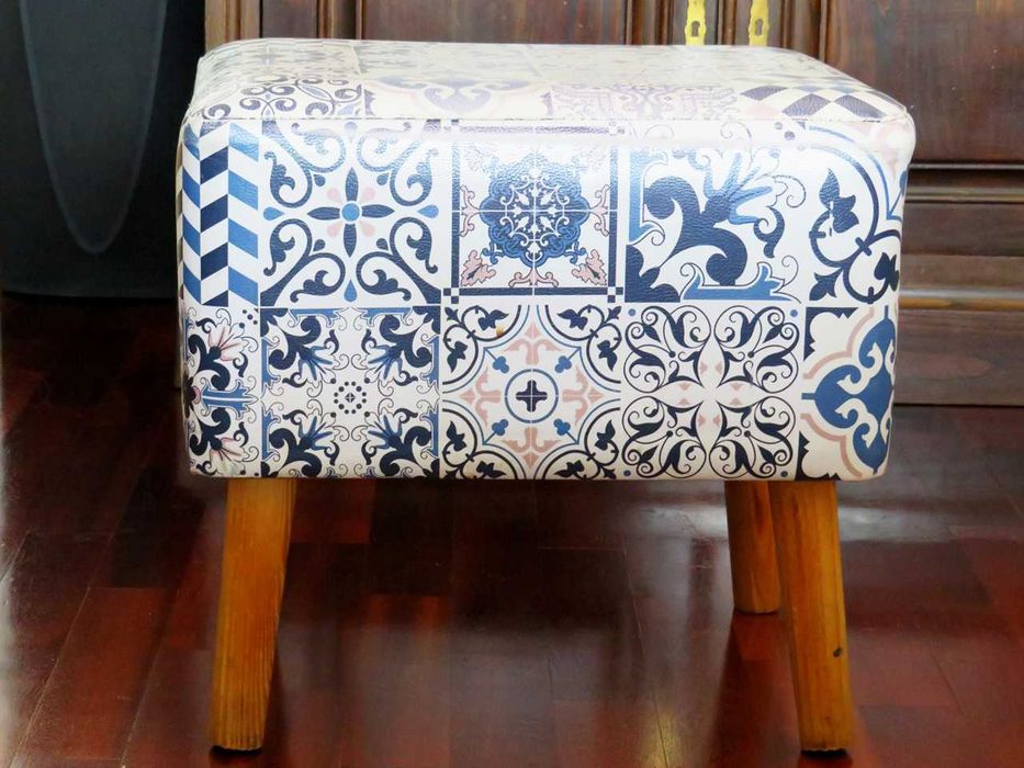 Banco Colorido com Pernas em Madeira