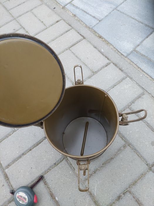 Stary pojemnik puszka na amunicję