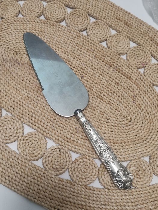 Ніж  для торта зі срібною ручкою